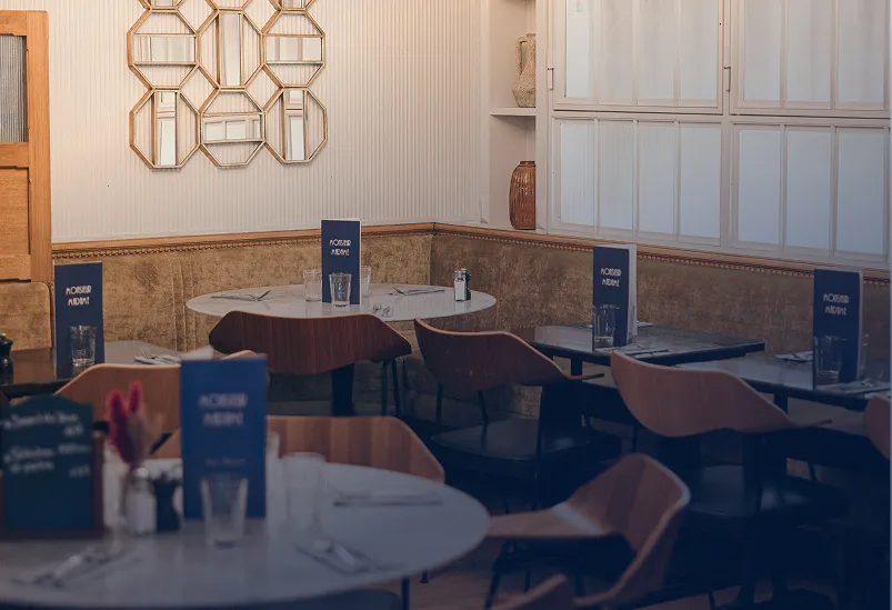 Salle intérieure avec décoration boisée et ambiance douce