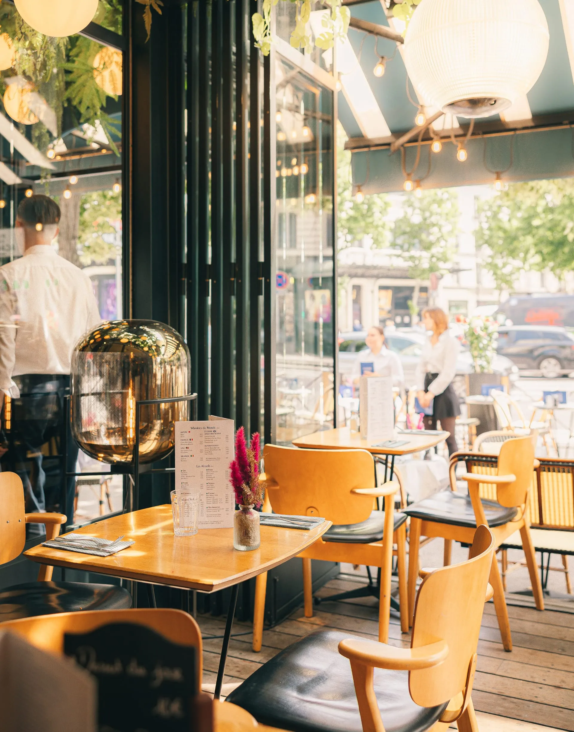 Intérieur lumineux du restaurant avec grandes baies vitrées
