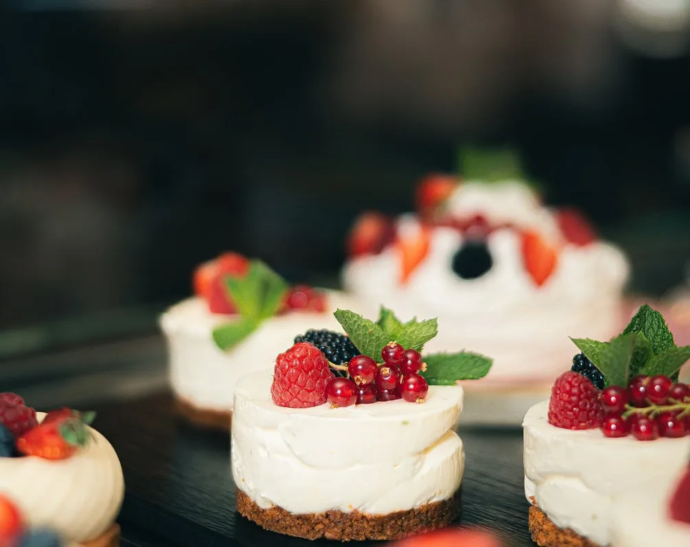 Desserts gourmands aux fruits rouges sur assiette blanche