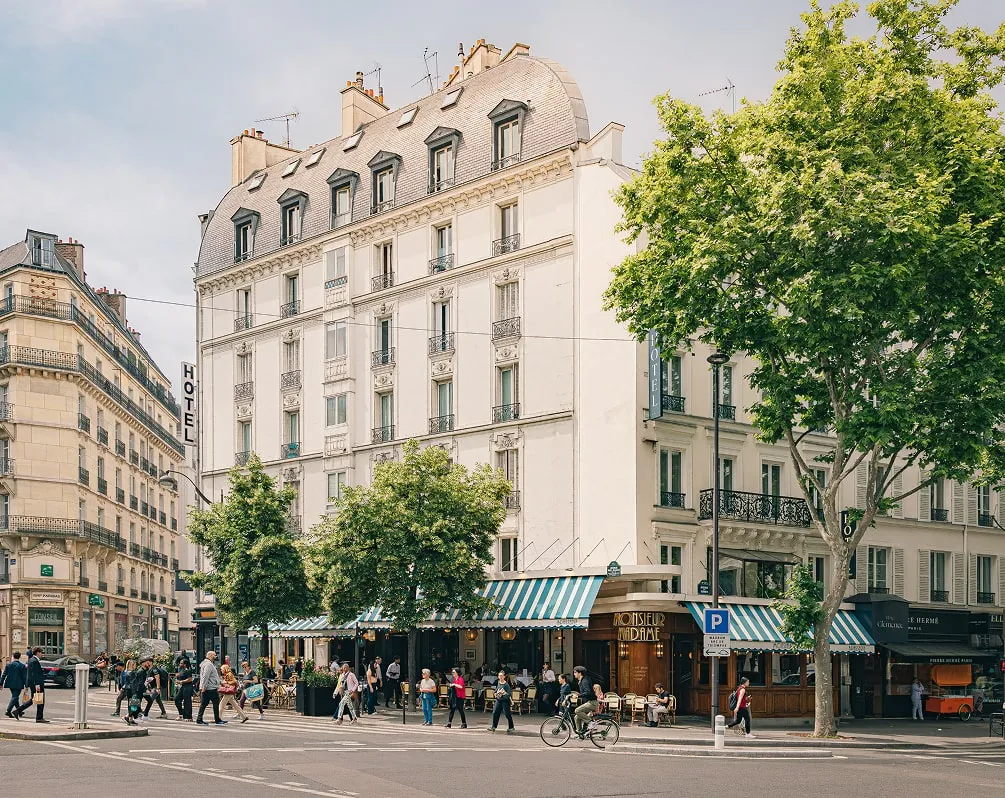 Vue extérieure du restaurant Monsieur Madame sur un coin parisien