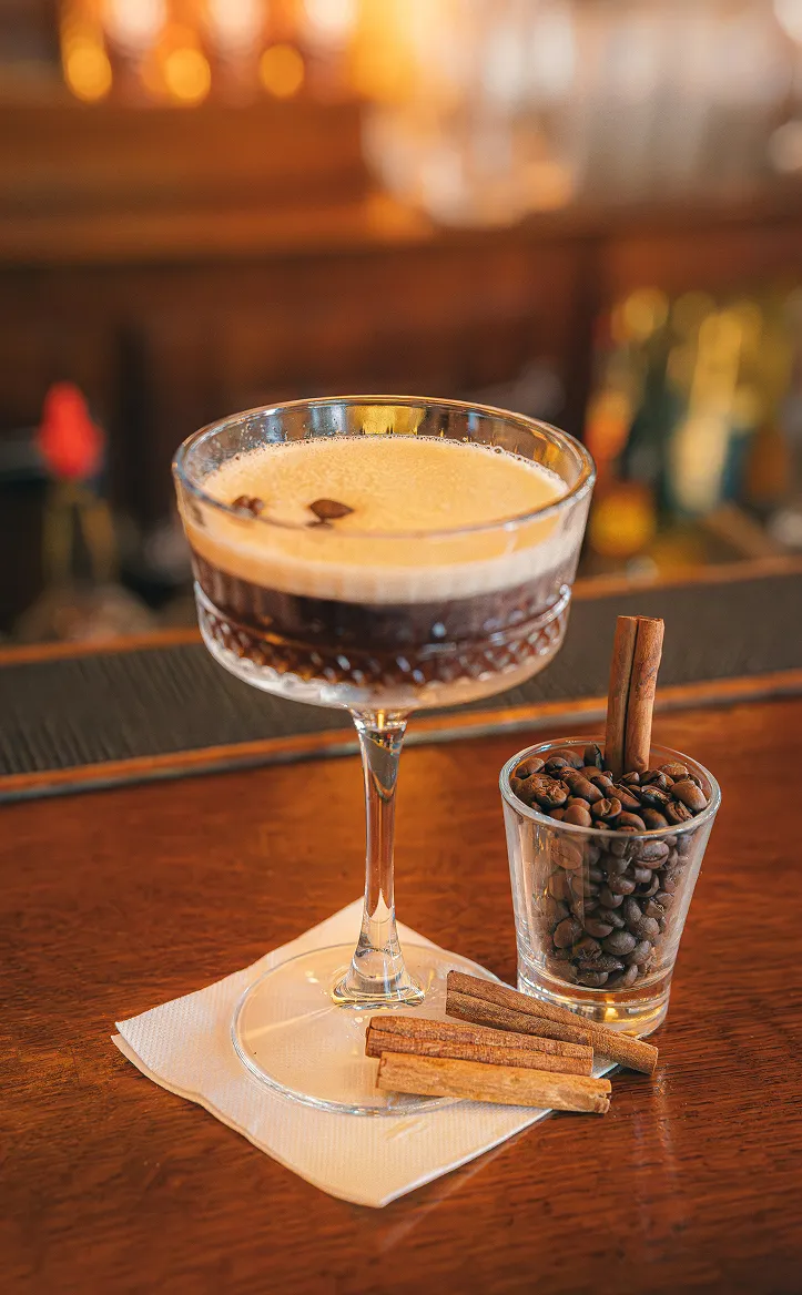 Cocktail signature et espresso sur le comptoir
