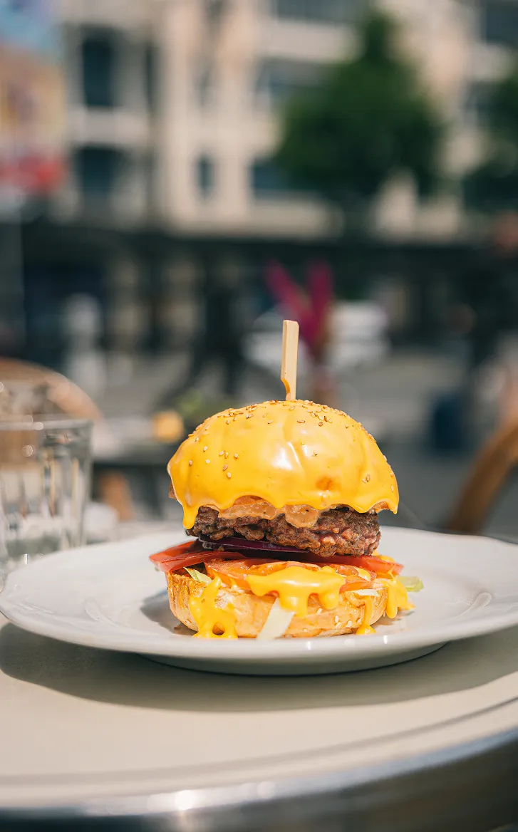 Burger gourmet servi avec élégance